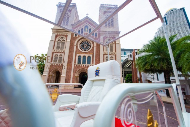 รถ "Popemobile" โป๊ป ฟรานซิส ในการเสด็จเยือนไทย