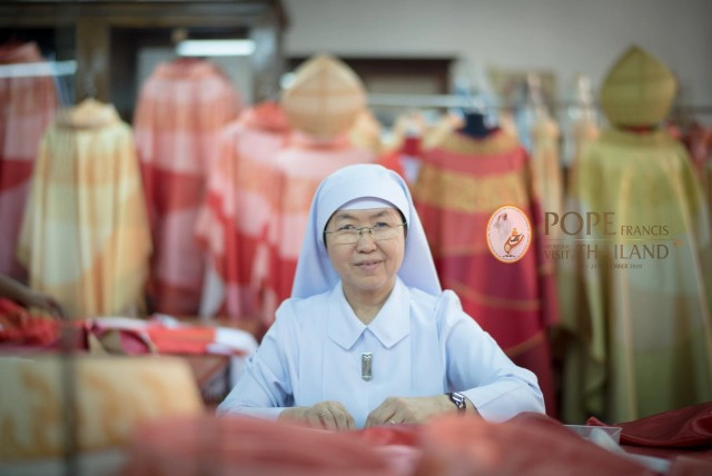 เร่งตัดเย็บอาภรณ์ศักดิ์สิทธิ์ของ "โป๊ป ฟรานซิส" ในการเสด็จเยือนไทย