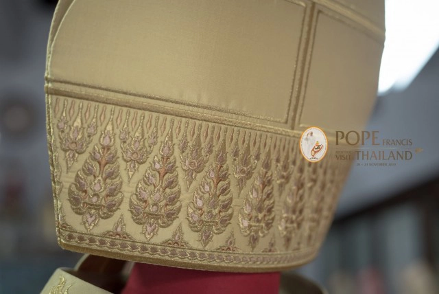 เร่งตัดเย็บอาภรณ์ศักดิ์สิทธิ์ของ "โป๊ป ฟรานซิส" ในการเสด็จเยือนไทย