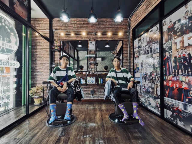 แฝดหนุ่มน้อยวัย 14ปี ใช้เวลาว่างหลังเรียนเปิดรัานตัดผม