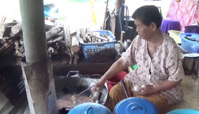 "ผัดไทยแม่เล็ก" สูตรสยาม เส้นเหนียวนุ่ม ขายมานานกว่า 40 ปี