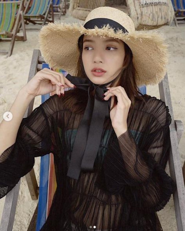 "ลิซ่า แบล็กพิงค์" โพสต์ภาพรัวๆ เซ็กซี่จัดเต็มพาคนกดไลค์เพียบ