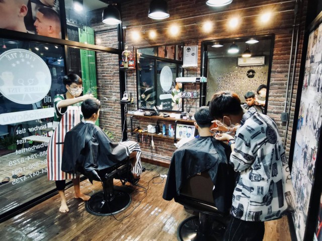 แฝดหนุ่มน้อยวัย 14ปี ใช้เวลาว่างหลังเรียนเปิดรัานตัดผม