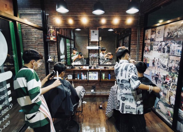 แฝดหนุ่มน้อยวัย 14ปี ใช้เวลาว่างหลังเรียนเปิดรัานตัดผม