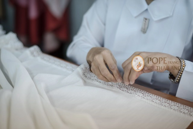 เร่งตัดเย็บอาภรณ์ศักดิ์สิทธิ์ของ "โป๊ป ฟรานซิส" ในการเสด็จเยือนไทย
