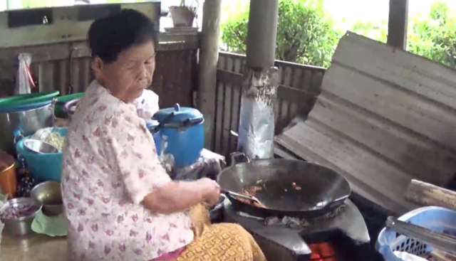"ผัดไทยแม่เล็ก" สูตรสยาม เส้นเหนียวนุ่ม ขายมานานกว่า 40 ปี