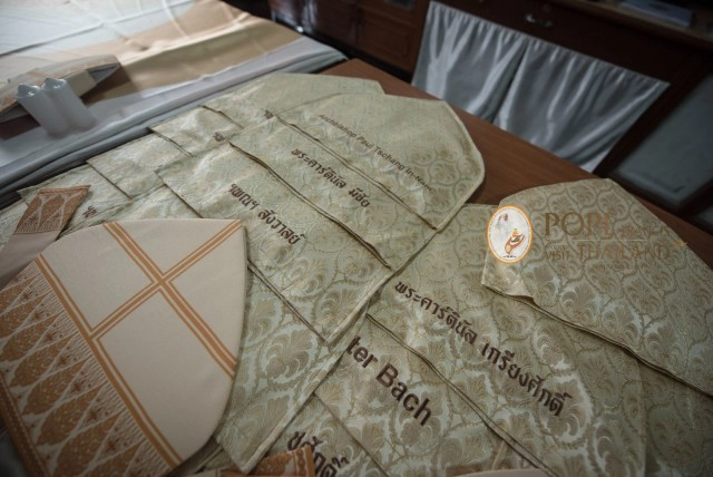 เร่งตัดเย็บอาภรณ์ศักดิ์สิทธิ์ของ "โป๊ป ฟรานซิส" ในการเสด็จเยือนไทย