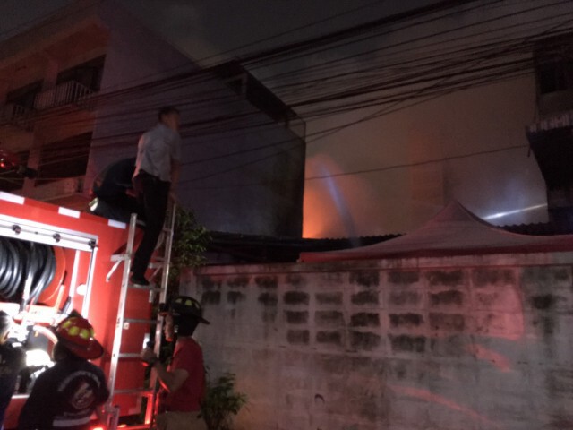 ไฟไหม้บ้านอายุ 60 ปี ย่านดินแดง ช่างภาพข่าวเจ็บ 1