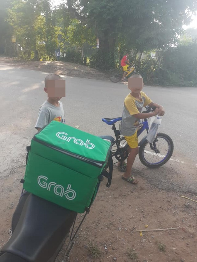 2 หนุ่มน้อยบุญทุ่ม สั่ง Grab จ่ายตังไม่ต้องทอน ลั่น "ช่วงนี้ผมรวย"