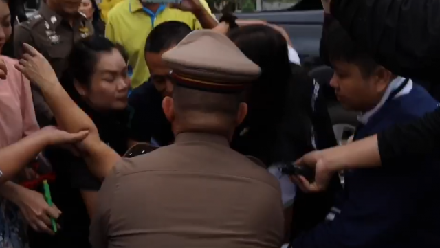 ตำรวจนำหมายจับ "แม่" ของ "แม่มณี" เจ้าตัวเป็นลมล้มพับ