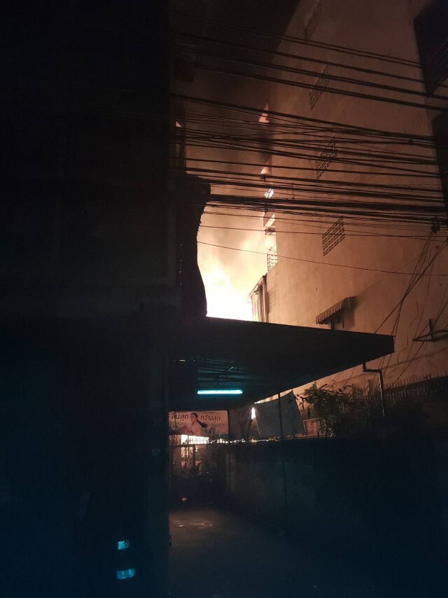 ด่วน!! ไฟไหม้ ตลาดศรีดินแดง ยังคุมเพลิงไม่ได้