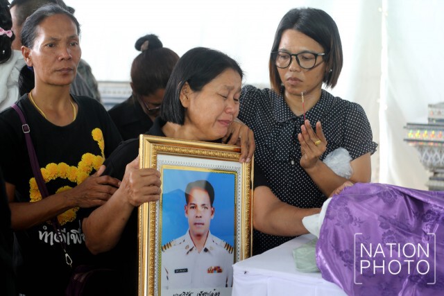 แม่ทัพภาค 4  รดน้ำศพ 9 ชาวบ้านที่เสียชีวิตจากเหตุการณ์ยิงถล่มป้อม ชรบ.ลำพะยา
