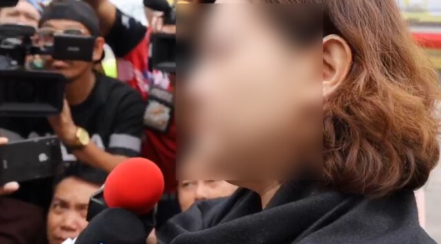 ตำรวจนำหมายจับ "แม่" ของ "แม่มณี" เจ้าตัวเป็นลมล้มพับ