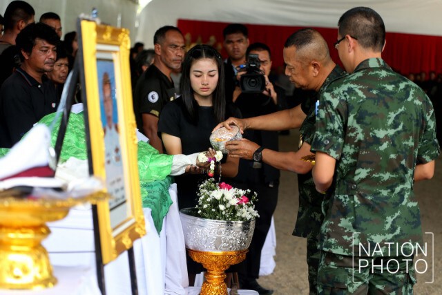 แม่ทัพภาค 4  รดน้ำศพ 9 ชาวบ้านที่เสียชีวิตจากเหตุการณ์ยิงถล่มป้อม ชรบ.ลำพะยา