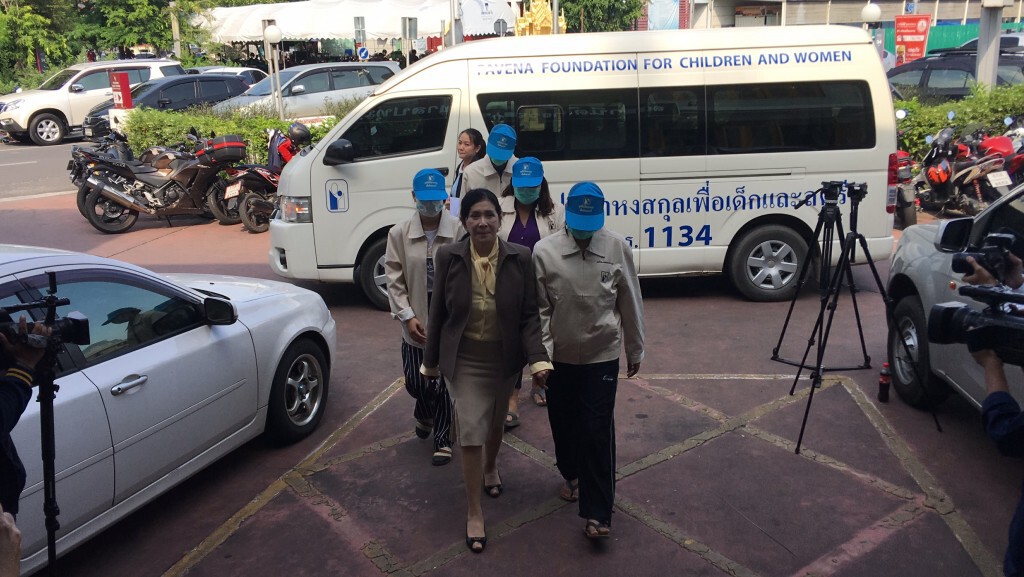 "ปวีณา" พาหญิง วัย 17 ปี แจ้งความถูกหัวหน้างานลวงไปข่มขืน