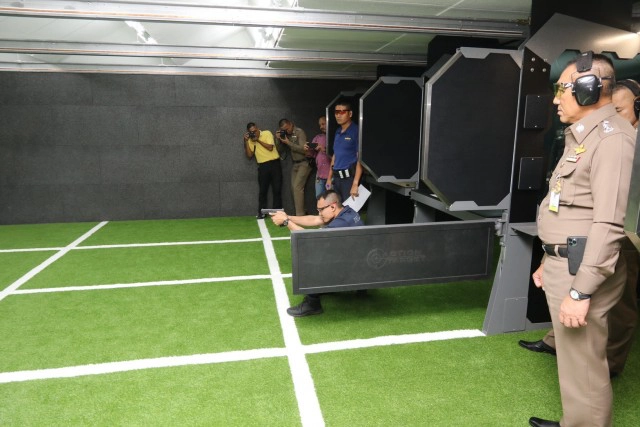 "นครบาล" สาธิตหลักสูตรยิงปืนแบบต่อสู้