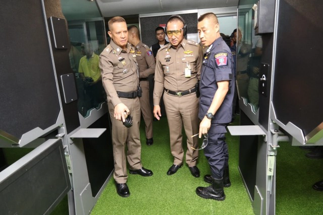 "นครบาล" สาธิตหลักสูตรยิงปืนแบบต่อสู้