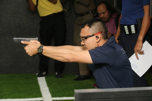 "นครบาล" สาธิตหลักสูตรยิงปืนแบบต่อสู้