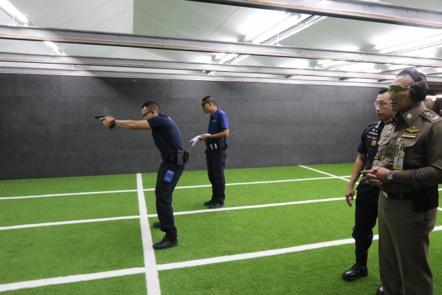 "นครบาล" สาธิตหลักสูตรยิงปืนแบบต่อสู้