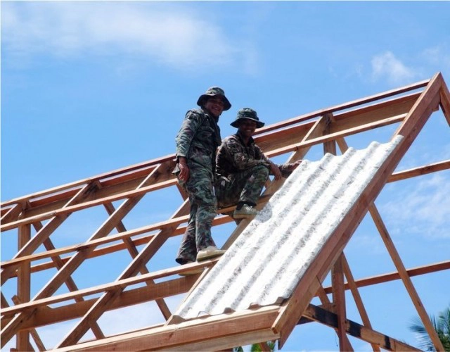 หลังคารีไซเคิลทำจากกล่องนม