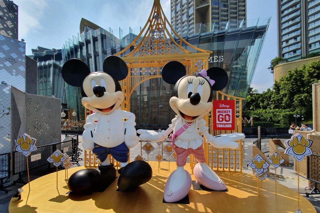 ไอคอนสยาม ฉลองเทศกาลประเพณีลอยกระทงไทย เนรมิต มิคกี้ เมาส์ และมินนี่ เมาส์ สวมใส่ชุดไทยจักรี ไอคอนสยาม ฉลองเทศกาลประเพณีลอยกระทงไทย เนรมิต มิคกี้ เมาส์ และมินนี่ เมาส์ สวมใส่ชุดไทยจักรี