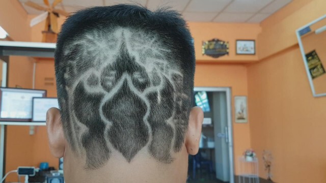 ช่างตัดผม โชว์แกะลายบนศีรษะเป็นงานลอยกระทง