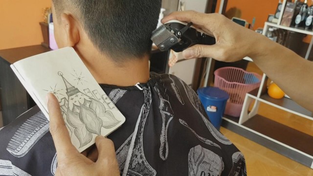 ช่างตัดผม โชว์แกะลายบนศีรษะเป็นงานลอยกระทง