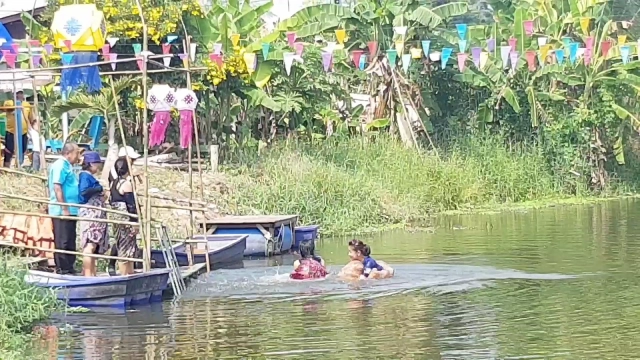 สืบสานประเพณีพื้นบ้าน ท่าวังควาย แข่ง เรือพายจานข้าว ตีโป่ง ว่ายถังน้ำ