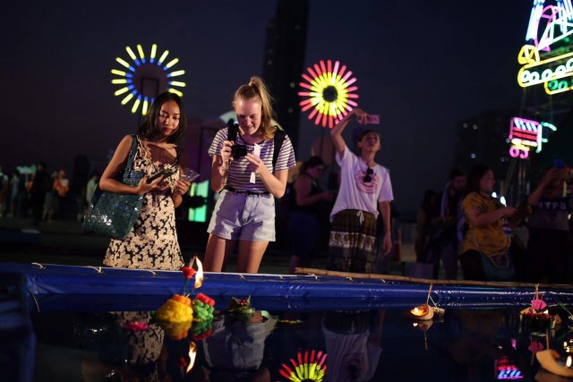 บรรยากาศลอยกระทงเอเชียทีคคึกคัก