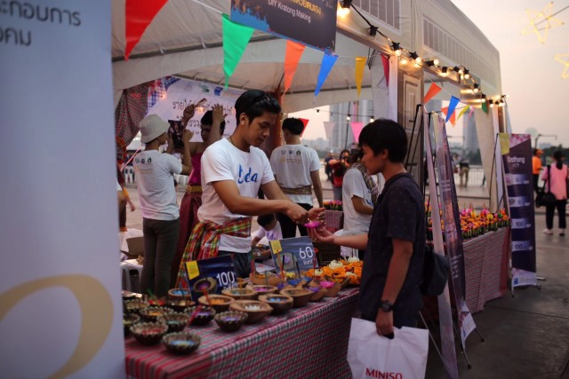 บรรยากาศลอยกระทงเอเชียทีคคึกคัก