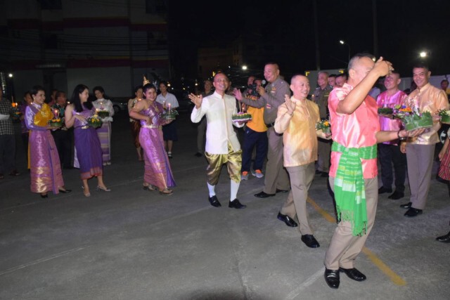 ผู้การตำรวจนครบาล 8 แต่งชุดไทยย้อนยุคลอยกระทง