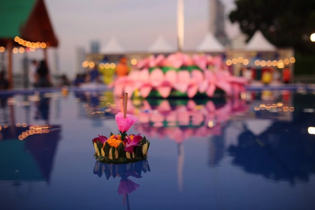 บรรยากาศลอยกระทงเอเชียทีคคึกคัก