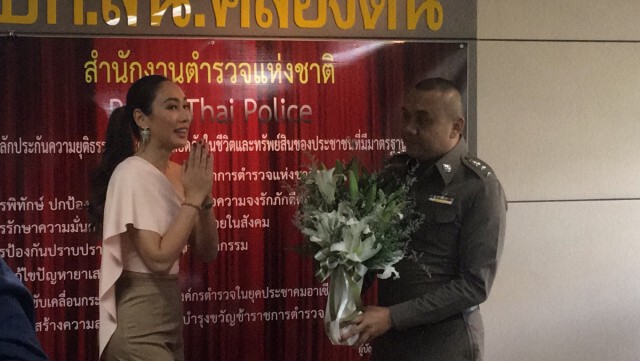 "น้ำเพชร" มอบดอกไม้ขอโทษ "ตำรวจ"