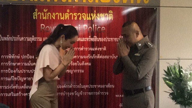 "น้ำเพชร" มอบดอกไม้ขอโทษ "ตำรวจ"