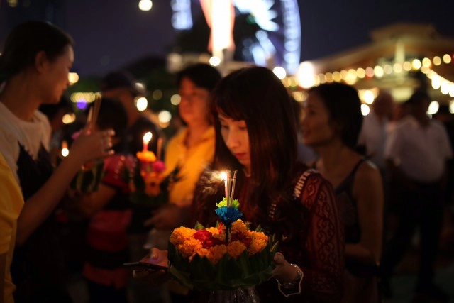 บรรยากาศลอยกระทงเอเชียทีคคึกคัก