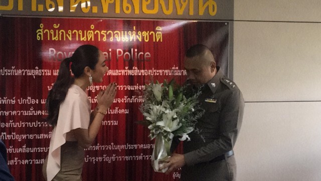 "น้ำเพชร" มอบดอกไม้ขอโทษ "ตำรวจ"