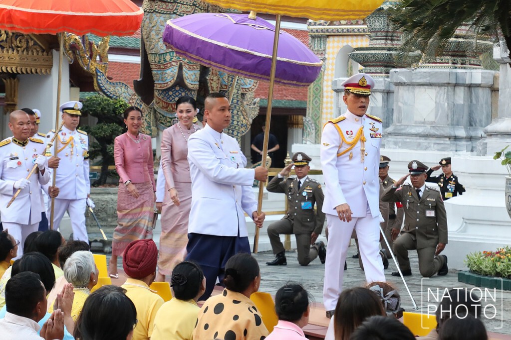 "ในหลวง-ราชินี" เสด็จฯทรงเปลี่ยนเครื่องทรงพระพุทธมหามณีรัตนปฎิมากร(พระแก้วมรกต) "ในหลวง-ราชินี" เสด็จฯทรงเปลี่ยนเครื่องทรงพระพุทธมหามณีรัตนปฎิมากร(พระแก้วมรกต)