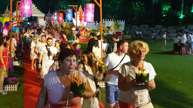 สวนนงนุช จัดเต็มนำนักท่องเที่ยวรัสเซียกว่า 4 พันคนลอยกระทงสืบสานประเพณีไทย