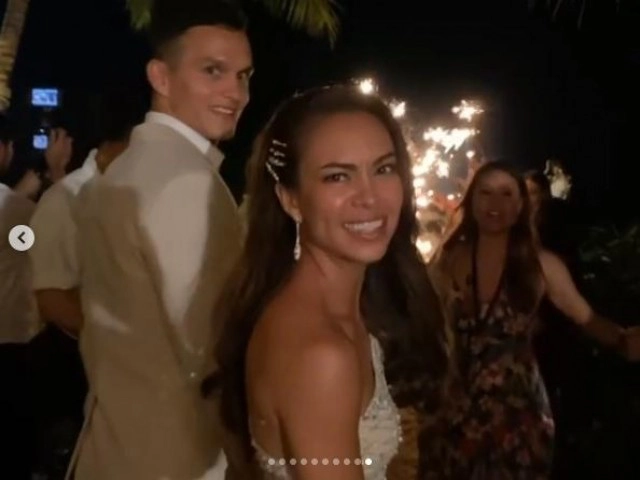 เผยภาพเจ้าบ่าวเจ้าสาวป้ายเเดง "เทย่า-มิก้า"  ณ ริมทะเลเเละหาดทราย