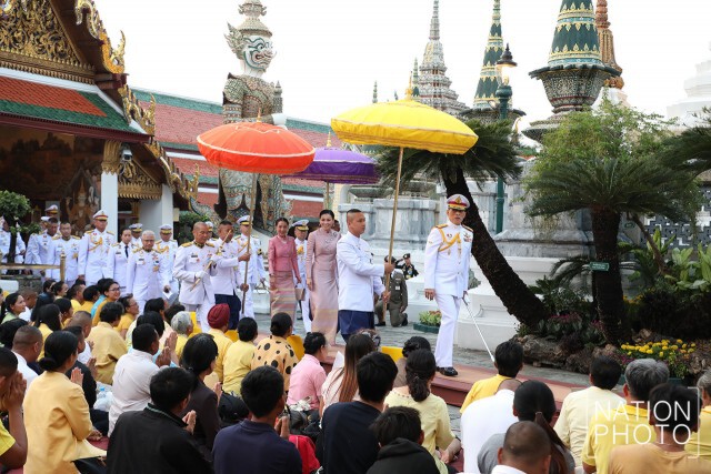 "ในหลวง-ราชินี" เสด็จฯทรงเปลี่ยนเครื่องทรงพระพุทธมหามณีรัตนปฎิมากร(พระแก้วมรกต)