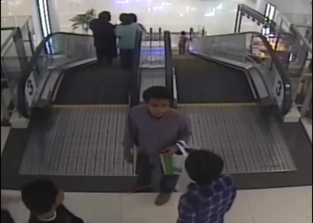 หนุ่มเดินห้าง โดนเด็กช่างเช็คสถาบัน ก่อนตะบันหน้า!