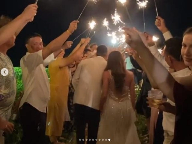 เผยภาพเจ้าบ่าวเจ้าสาวป้ายเเดง "เทย่า-มิก้า"  ณ ริมทะเลเเละหาดทราย