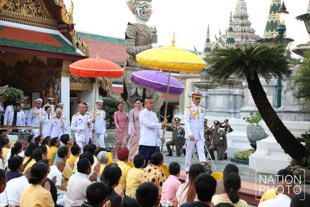 "ในหลวง-ราชินี" เสด็จฯทรงเปลี่ยนเครื่องทรงพระพุทธมหามณีรัตนปฎิมากร(พระแก้วมรกต)