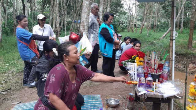 ซากเรือโผล่กลางลำห้วยสมัยโบราณ ชื่อ "เจ้าแม่ศรีสไบ" อายุ 700 ปี