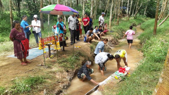 ซากเรือโผล่กลางลำห้วยสมัยโบราณ ชื่อ "เจ้าแม่ศรีสไบ" อายุ 700 ปี