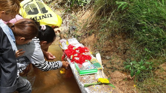 ซากเรือโผล่กลางลำห้วยสมัยโบราณ ชื่อ "เจ้าแม่ศรีสไบ" อายุ 700 ปี