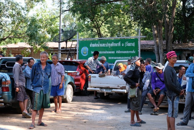เกษตรกรครึ่งพันเรียกร้องสร้างฝายบ้านของขวัญ