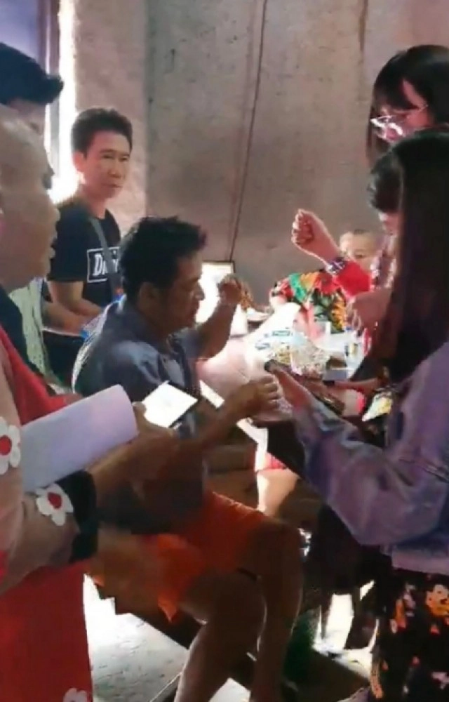 "โย่ง เชิญยิ้ม" เล่าวินาทีก่อนวูบเข้ารพ. คิดถึง "สีหนุ่ม เชิญยิ้ม"