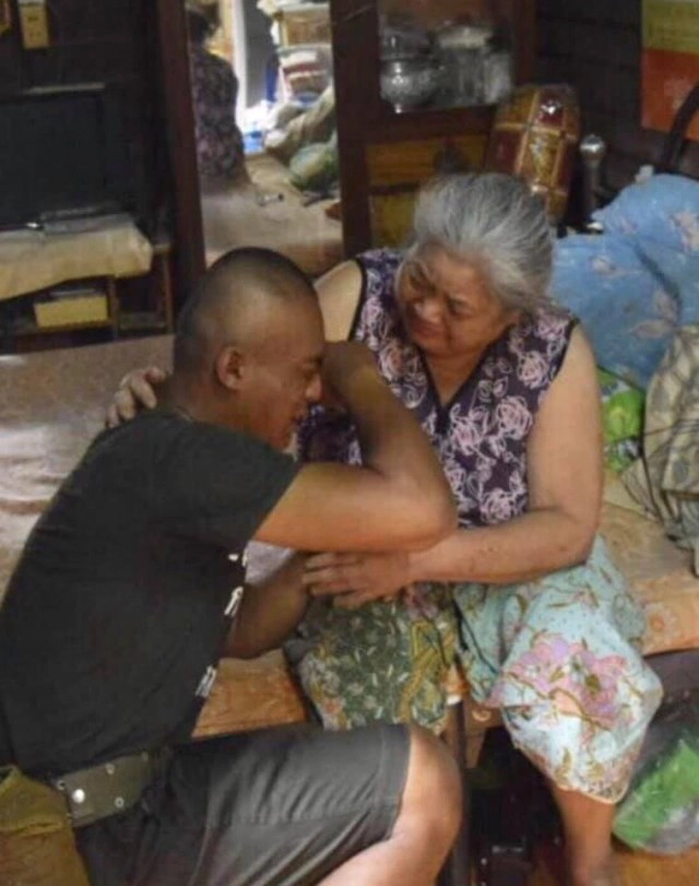 ชาวเน็ตแห่แชร์ "ผู้พัน" พาพลทหาร กลับบ้าน