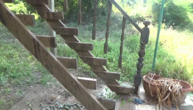 ที่สุดแห่งหัวขโมย ย่องลักบันไดขึ้นลงบ้านพร้อมสายไฟเกลี้ยงหลัง